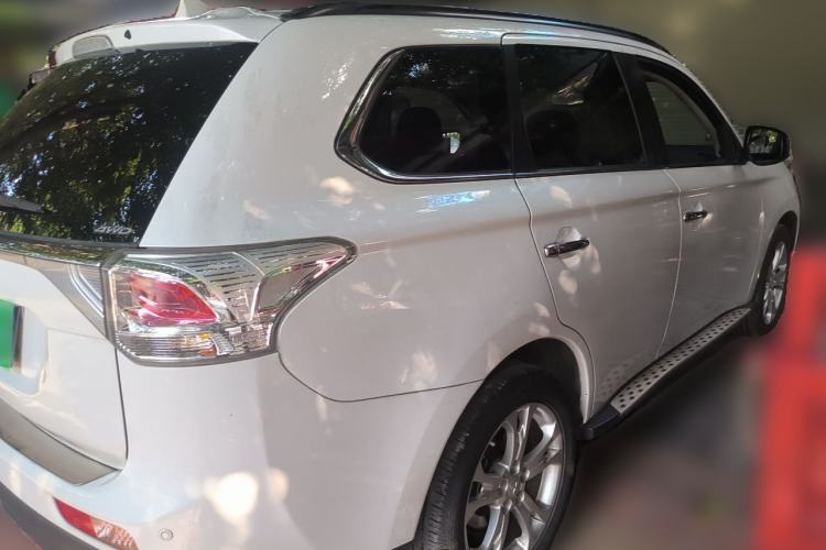 Used Mitsubishi Outlander 2013 2.4L 4x4 Luxury Navigation Edition 5 Seats Rear Right 45 Deg