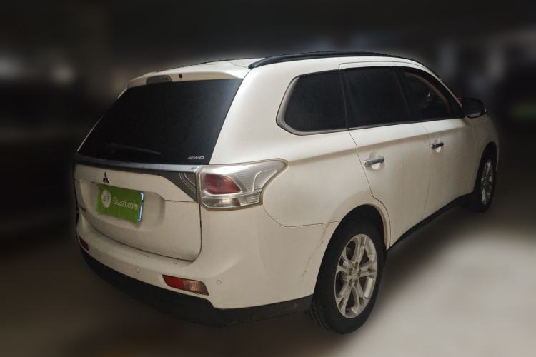 Used Mitsubishi Outlander 2013 2.4L Four-Wheel Drive Luxury Navigation Version 7 Seats Rear Right 45 Deg