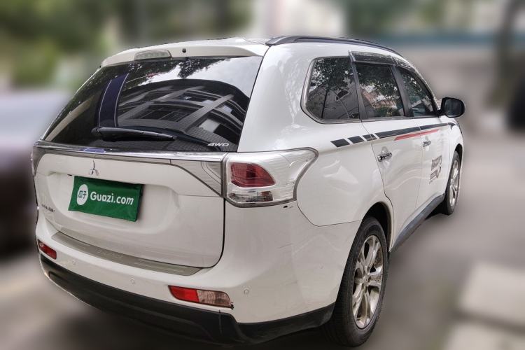 Used Mitsubishi Outlander 2013 2.4L Four-Wheel Drive Luxury Navigation Version 7 Seats Rear Right 45 Deg