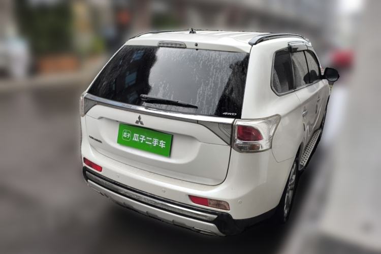 Used Mitsubishi Outlander 2013 2.4L 4x4 Luxury Navigation Edition 5 Seats Rear Right 45 Deg