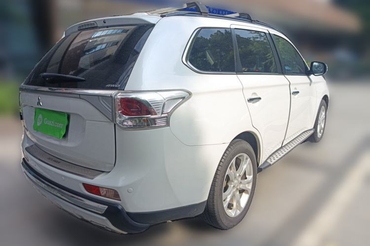 Used Mitsubishi Outlander 2013 2.4L 4x4 Luxury Navigation Edition 5 Seats Rear Right 45 Deg