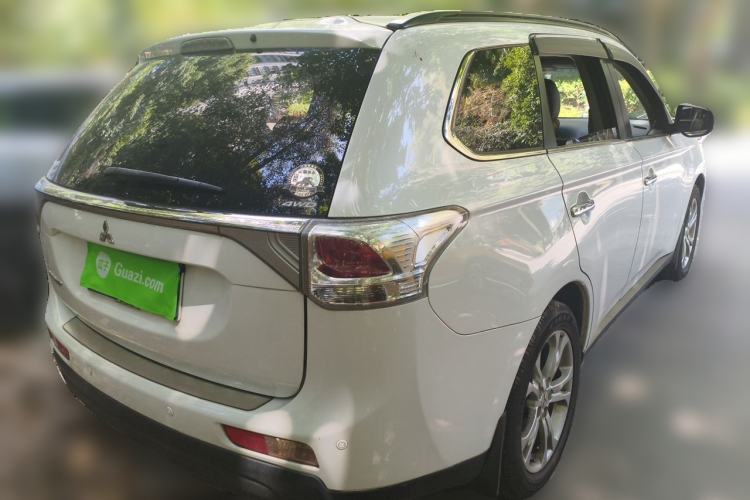 Used Mitsubishi Outlander 2013 2.4L Four-Wheel Drive Luxury Navigation Version 7 Seats Rear Right 45 Deg