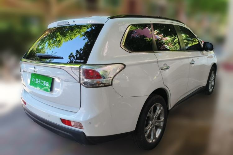 Used Mitsubishi Outlander 2013 2.4L 4x4 Luxury Navigation Edition 5 Seats Rear Right 45 Deg