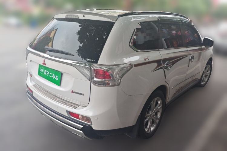 Used Mitsubishi Outlander 2013 2.4L 4x4 Luxury Navigation Edition 5 Seats Rear Right 45 Deg