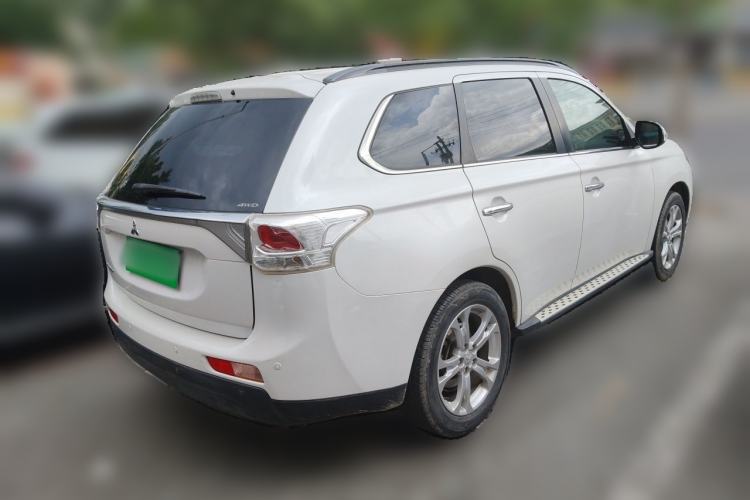 Used Mitsubishi Outlander 2013 2.4L Four-Wheel Drive Luxury Navigation Version 7 Seats Rear Right 45 Deg
