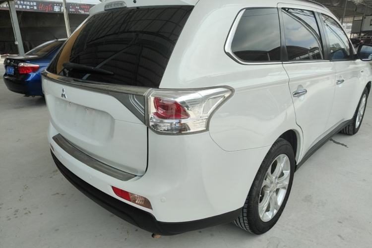 Used Mitsubishi Outlander 2013 2.4L Four-Wheel Drive Luxury Navigation Version 7 Seats Rear Right 45 Deg