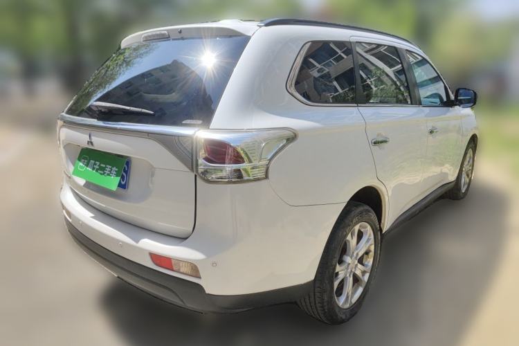 Used Mitsubishi Outlander 2013 2.4L 4x4 Luxury Navigation Edition 5 Seats Rear Right 45 Deg