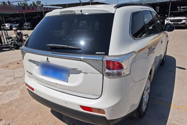Used Mitsubishi Outlander 2013 2.4L 4x4 Luxury Navigation Edition 5 Seats Rear Right 45 Deg