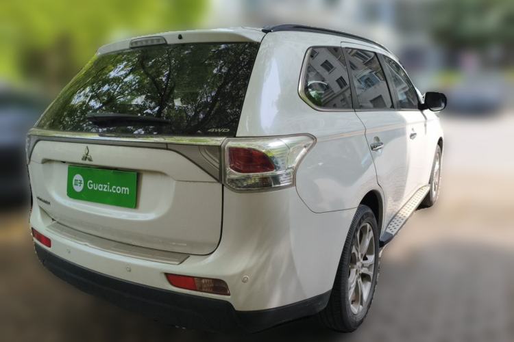 Used Mitsubishi Outlander 2013 2.4L Four-Wheel Drive Luxury Navigation Version 7 Seats Rear Right 45 Deg