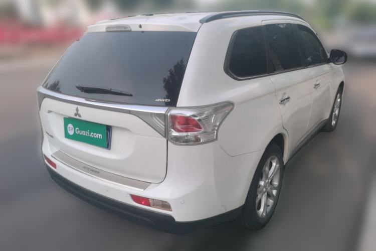 Used Mitsubishi Outlander 2013 2.4L 4x4 Luxury Navigation Edition 5 Seats Rear Right 45 Deg