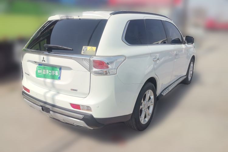 Used Mitsubishi Outlander 2013 2.4L 4x4 Luxury Navigation Edition 5 Seats Rear Right 45 Deg