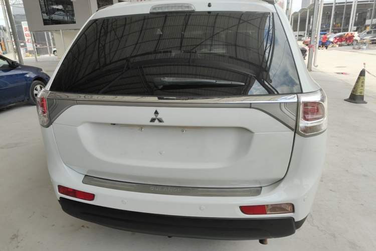 Used Mitsubishi Outlander 2013 2.4L Four-Wheel Drive Luxury Navigation Version 7 Seats Rear