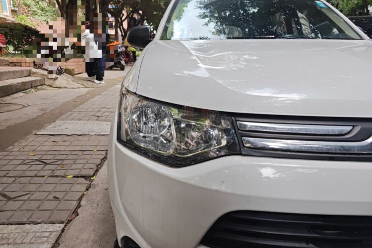 Used Mitsubishi Outlander 2013 2.0L Two-Wheel Drive Sport Navigation Version 5 Seats Right Front Headlight