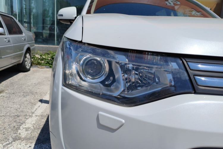 Used Mitsubishi Outlander 2013 2.4L Four-Wheel Drive Luxury Navigation Version 7 Seats Right Front Headlight