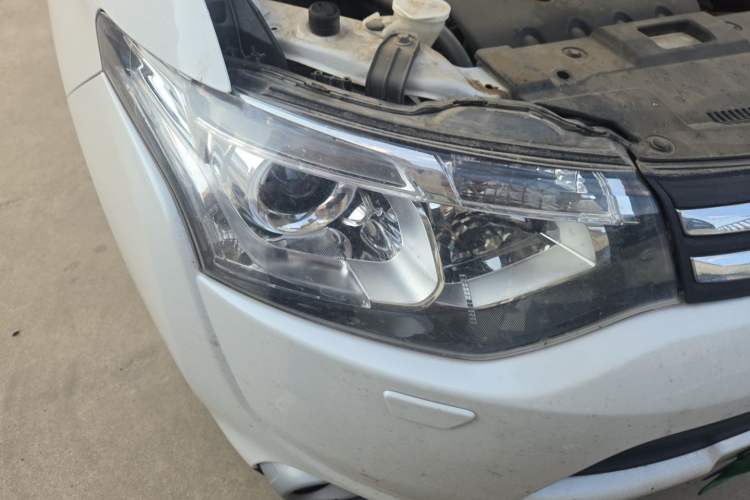 Used Mitsubishi Outlander 2013 2.4L Four-Wheel Drive Luxury Navigation Version 7 Seats Right Front Headlight