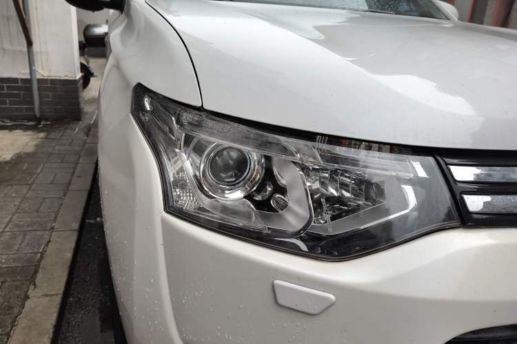 Used Mitsubishi Outlander 2013 2.4L 4x4 Luxury Navigation Edition 5 Seats Right Front Headlight