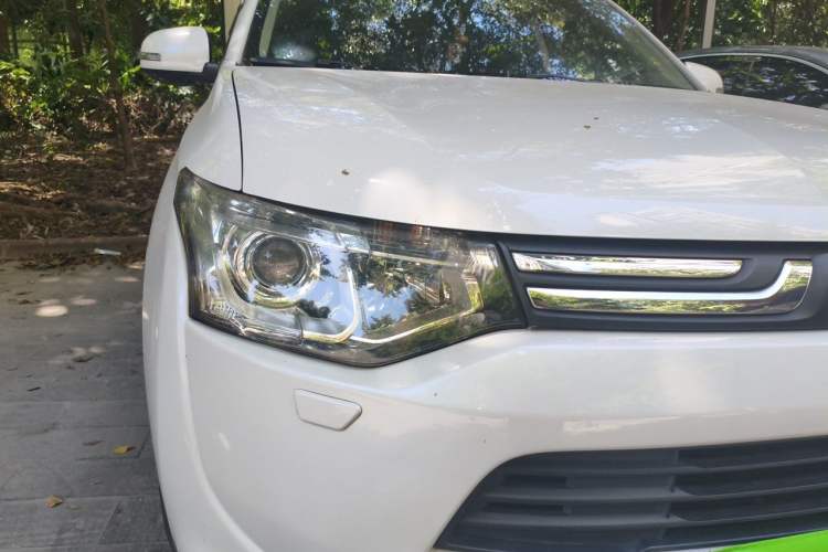 Used Mitsubishi Outlander 2013 2.4L Four-Wheel Drive Luxury Navigation Version 7 Seats Right Front Headlight