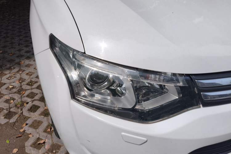 Used Mitsubishi Outlander 2013 2.4L Four-Wheel Drive Luxury Navigation Version 7 Seats Right Front Headlight