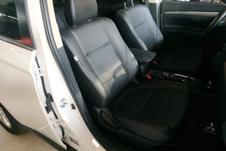 Used Mitsubishi Outlander 2013 2.4L Four-Wheel Drive Luxury Navigation Version 7 Seats Right Front Seat