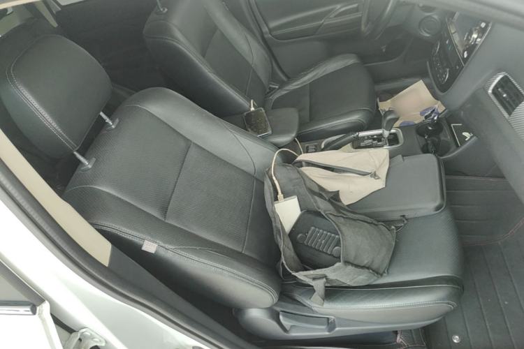Used Mitsubishi Outlander 2013 2.4L Four-Wheel Drive Luxury Navigation Version 7 Seats Right Front Seat