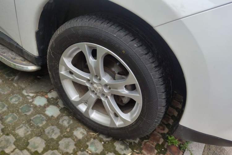Used Mitsubishi Outlander 2013 2.4L 4x4 Luxury Navigation Edition 5 Seats Right Front Wheel Hub