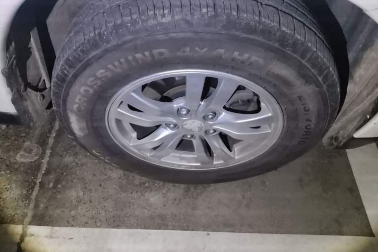 Used Mitsubishi Outlander 2013 2.0L Two-Wheel Drive Sport Navigation Version 5 Seats Right Front Wheel Hub