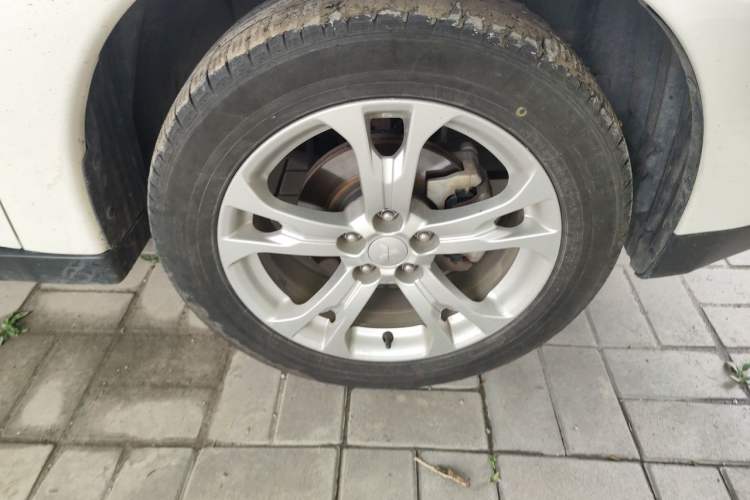 Used Mitsubishi Outlander 2013 2.4L 4x4 Luxury Navigation Edition 5 Seats Right Front Wheel Hub