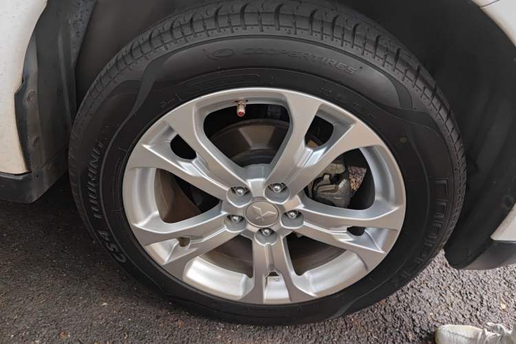 Used Mitsubishi Outlander 2013 2.4L 4x4 Luxury Navigation Edition 5 Seats Right Front Wheel Hub