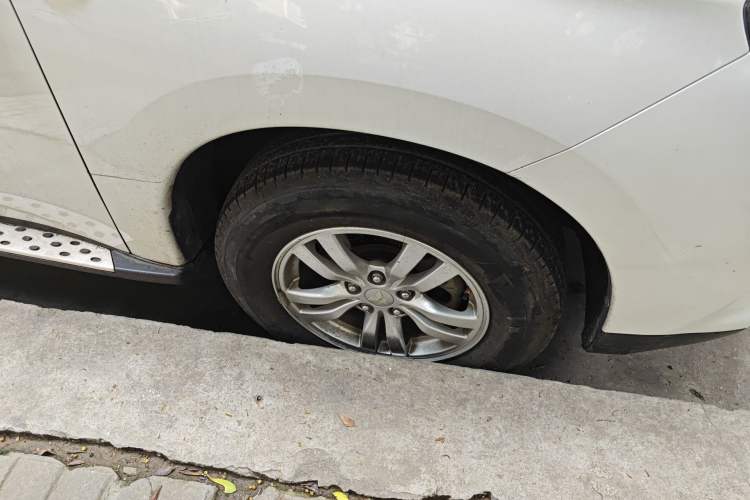 Used Mitsubishi Outlander 2013 2.0L Two-Wheel Drive Sport Navigation Version 5 Seats Right Front Wheel Hub
