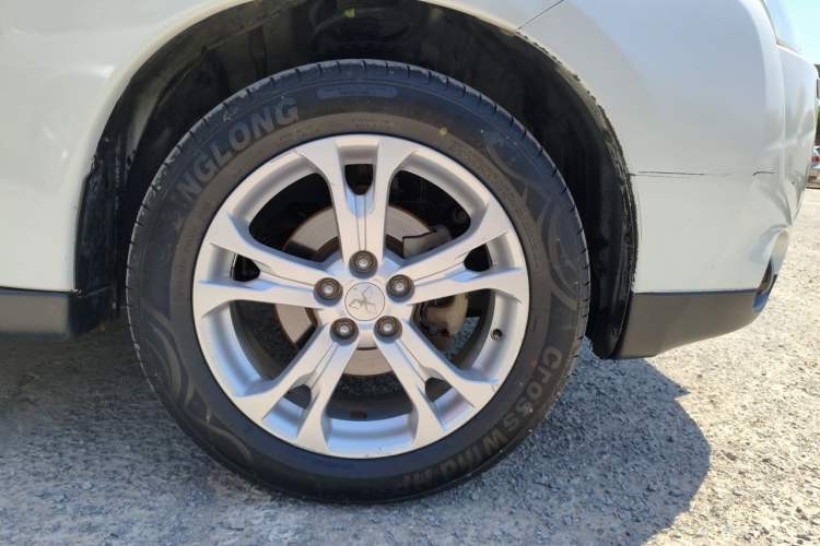 Used Mitsubishi Outlander 2013 2.4L Four-Wheel Drive Luxury Navigation Version 7 Seats Right Front Wheel Hub