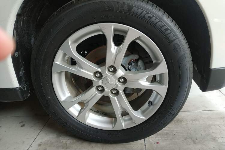 Used Mitsubishi Outlander 2013 2.4L Four-Wheel Drive Luxury Navigation Version 7 Seats Right Front Wheel Hub