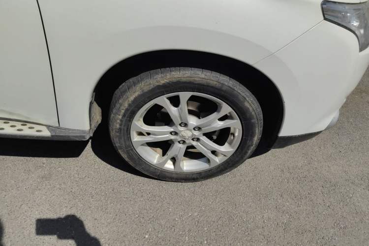 Used Mitsubishi Outlander 2013 2.4L 4x4 Luxury Navigation Edition 5 Seats Right Front Wheel Hub