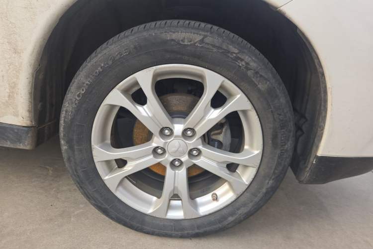 Used Mitsubishi Outlander 2013 2.4L Four-Wheel Drive Luxury Navigation Version 7 Seats Right Front Wheel Hub