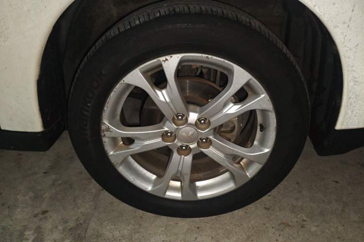 Used Mitsubishi Outlander 2013 2.4L Four-Wheel Drive Luxury Navigation Version 7 Seats Right Front Wheel Hub