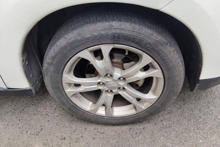 Used Mitsubishi Outlander 2013 2.4L Four-Wheel Drive Luxury Navigation Version 7 Seats Right Front Wheel Hub