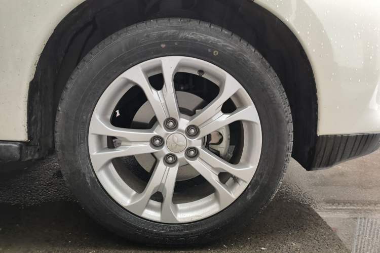 Used Mitsubishi Outlander 2013 2.4L 4x4 Luxury Navigation Edition 5 Seats Right Front Wheel Hub