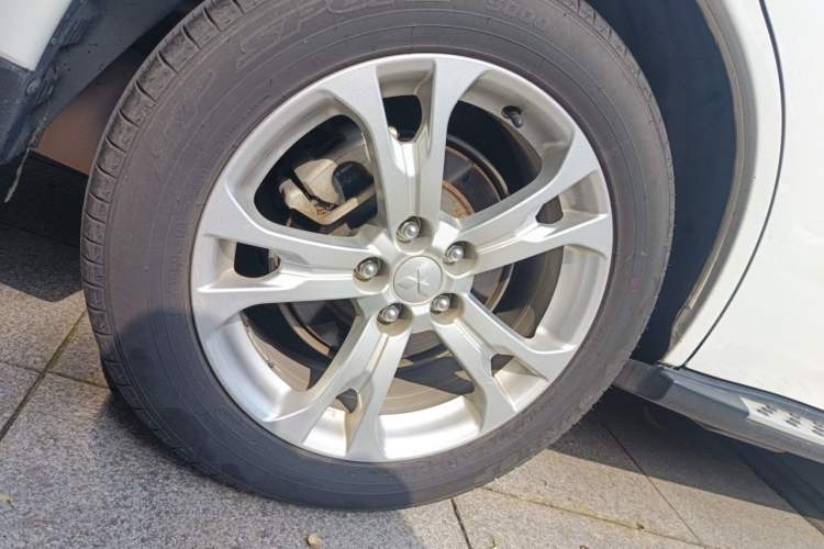 Used Mitsubishi Outlander 2013 2.4L 4x4 Luxury Navigation Edition 5 Seats Right Front Wheel Hub