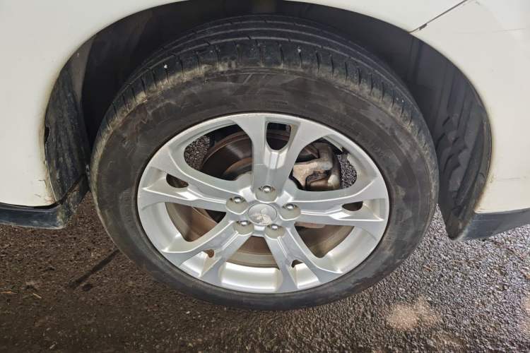 Used Mitsubishi Outlander 2013 2.4L Four-Wheel Drive Luxury Navigation Version 7 Seats Right Front Wheel Hub