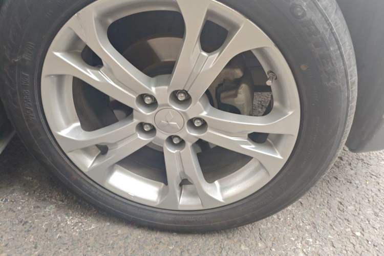 Used Mitsubishi Outlander 2013 2.4L 4x4 Luxury Navigation Edition 5 Seats Right Front Wheel Hub
