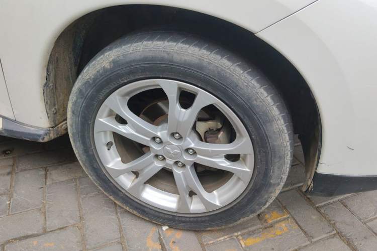 Used Mitsubishi Outlander 2013 2.4L Four-Wheel Drive Luxury Navigation Version 7 Seats Right Front Wheel Hub