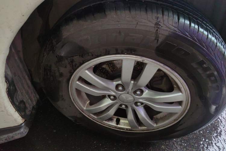 Used Mitsubishi Outlander 2013 2.0L 4x4 Urban Navigation Edition 5 Seats Right Front Wheel Hub
