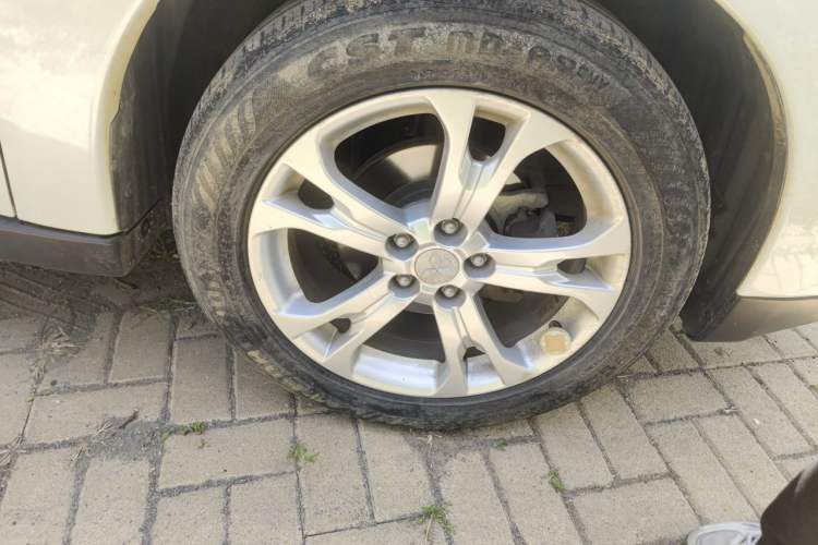 Used Mitsubishi Outlander 2013 2.4L 4x4 Luxury Navigation Edition 5 Seats Right Front Wheel Hub