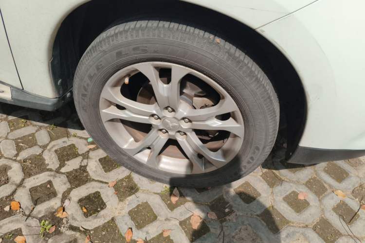 Used Mitsubishi Outlander 2013 2.4L Four-Wheel Drive Luxury Navigation Version 7 Seats Right Front Wheel Hub