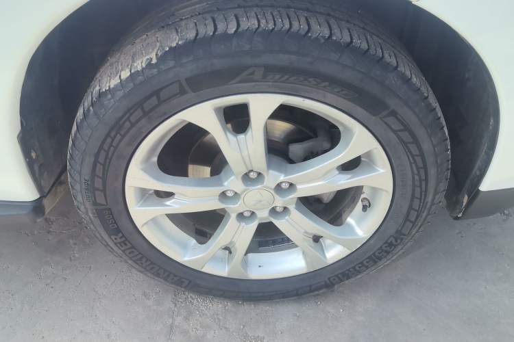Used Mitsubishi Outlander 2013 2.4L 4x4 Luxury Navigation Edition 5 Seats Right Front Wheel Hub