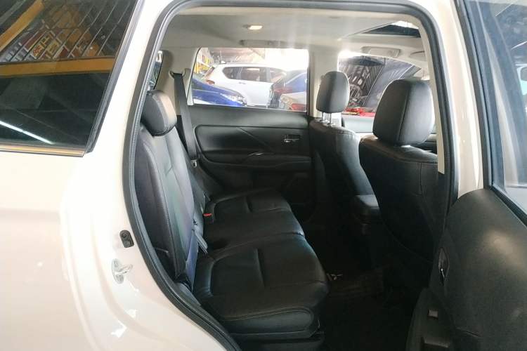 Used Mitsubishi Outlander 2013 2.4L Four-Wheel Drive Luxury Navigation Version 7 Seats Right Rear Seat