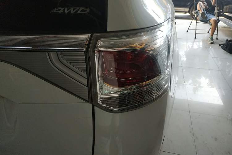 Used Mitsubishi Outlander 2013 2.4L Four-Wheel Drive Luxury Navigation Version 7 Seats Right Rear Taillight