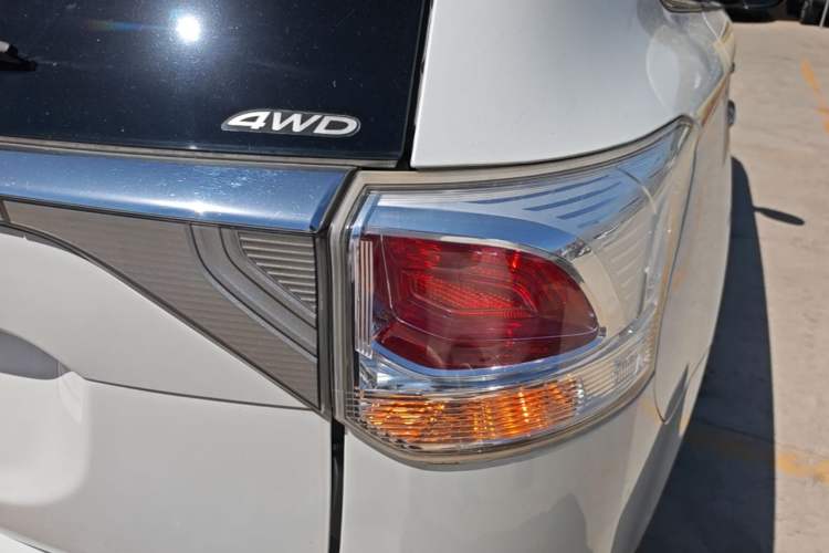 Used Mitsubishi Outlander 2013 2.4L 4x4 Luxury Navigation Edition 5 Seats Right Rear Taillight