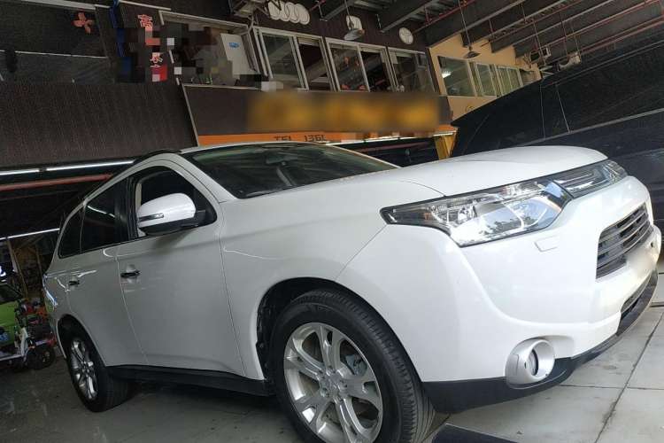 Used Mitsubishi Outlander 2013 2.4L Four-Wheel Drive Luxury Navigation Version 7 Seats Right Side
