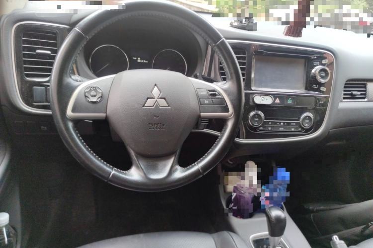 Used Mitsubishi Outlander 2013 2.4L 4x4 Luxury Navigation Edition 5 Seats Steering Wheel