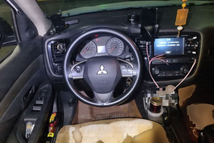 Used Mitsubishi Outlander 2013 2.0L Two-Wheel Drive Sport Navigation Version 5 Seats Steering Wheel